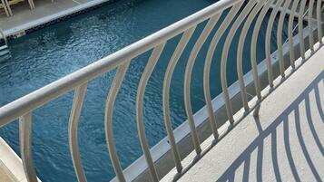 Una piscina al aire libre, una piscina climatizada
