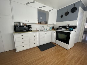 Kjøleskap, mikrobølgeovn, ovn og kokeplater