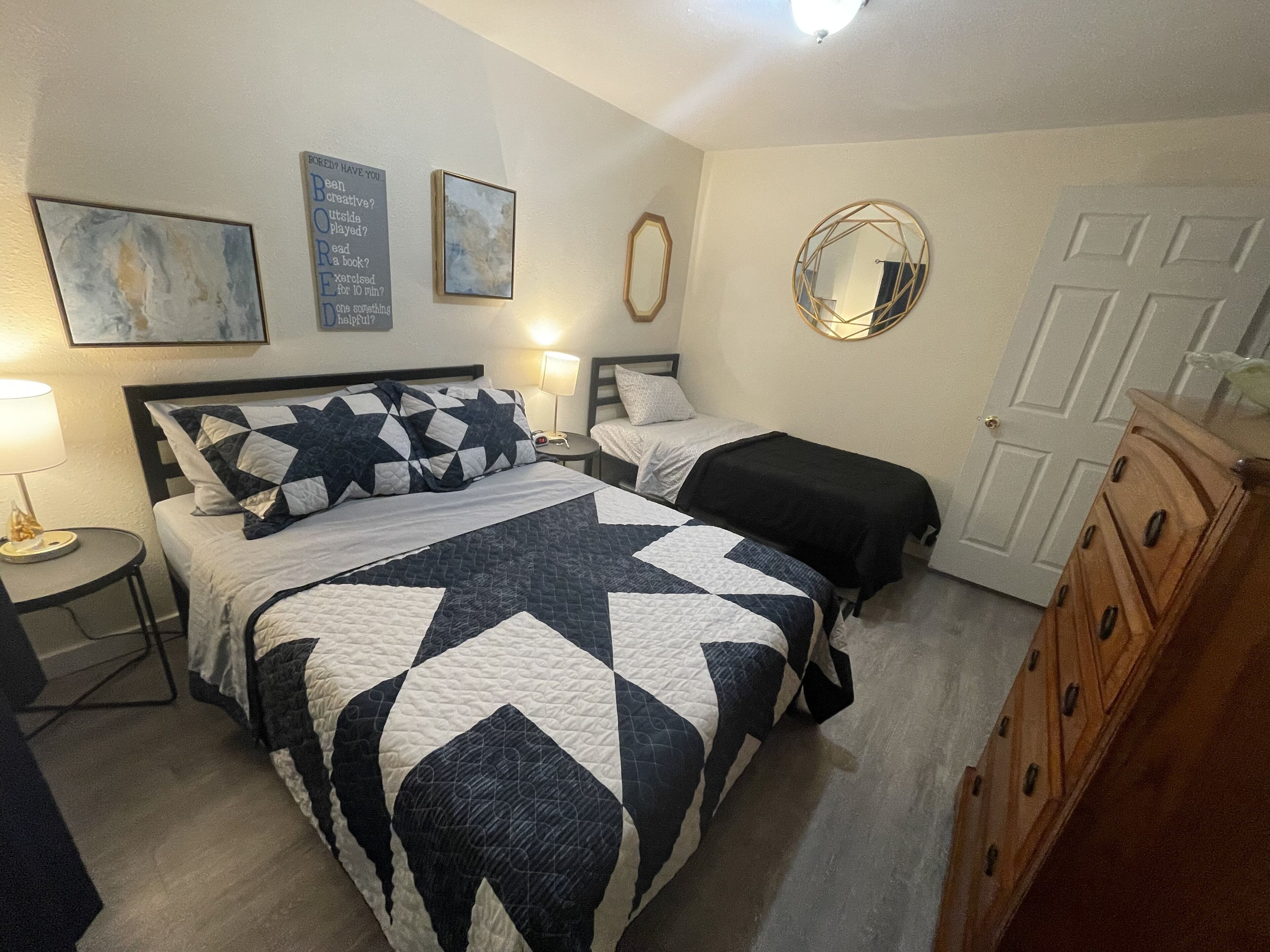 2 slaapkamers, een bureau, een strijkplank/strijkijzer, reisbedje