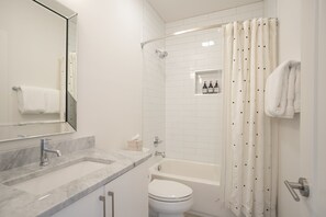 Combined shower/bathtub, rainfall showerhead, hair dryer, towels