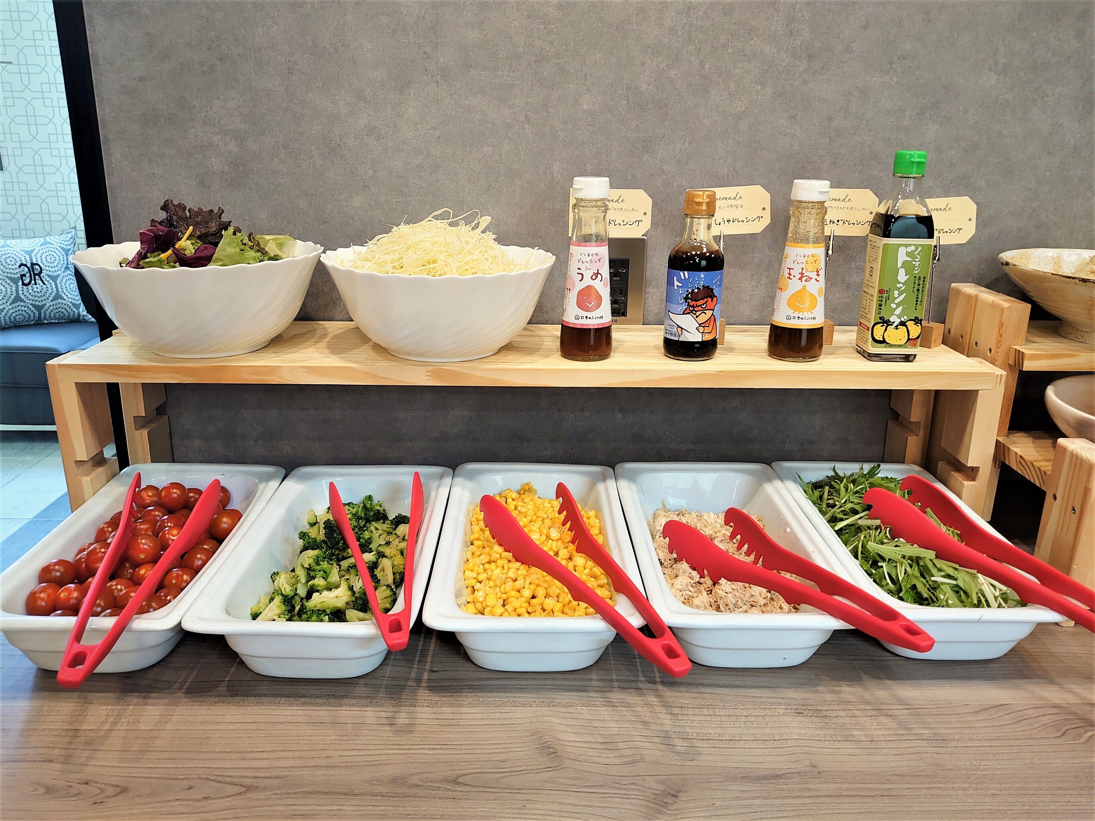Una mesa de buffet con diversos alimentos y salsas.