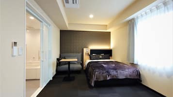 Universal Single Room, Non smoking | Down comforters, desk, laptop workspace, iron/ironing board