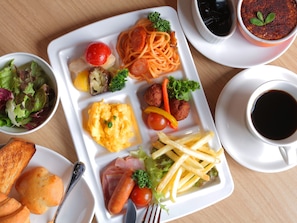 Petit déjeuner buffet (1600 JPY par personne)