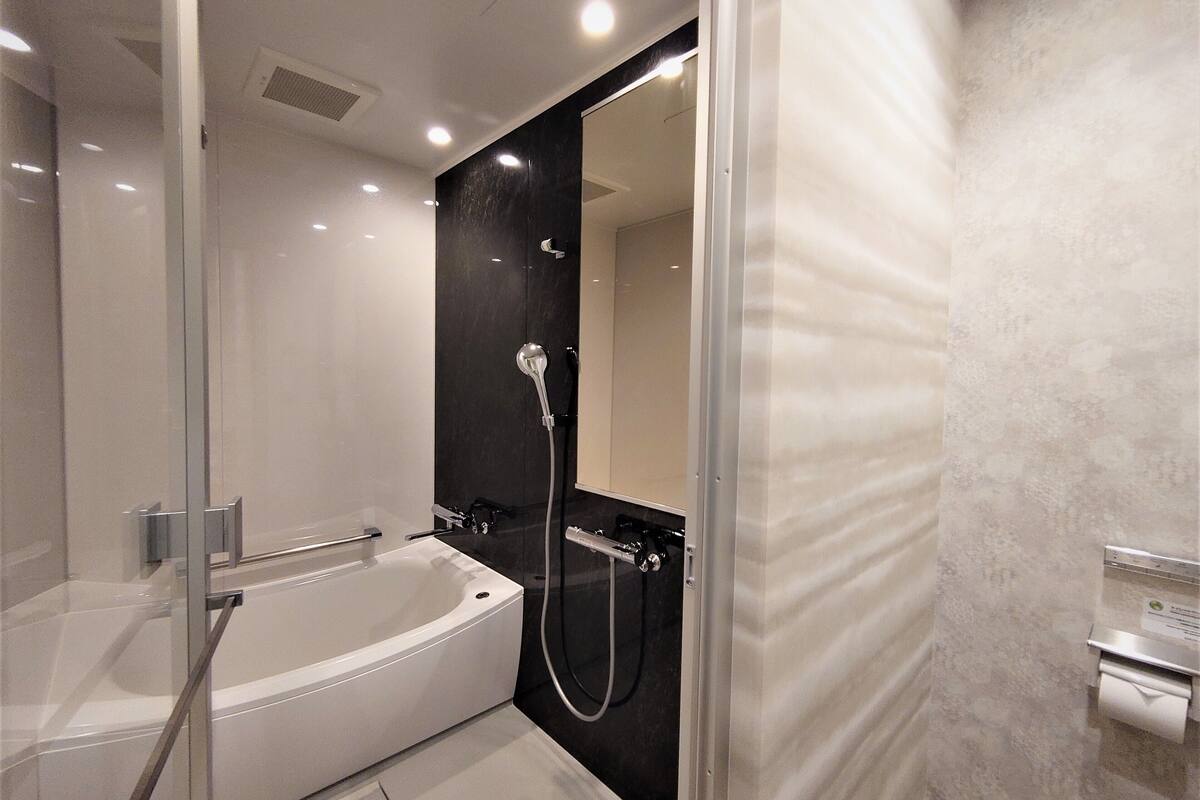 executive room, non smoking | bathroom | free toiletries, hair dryer, slippers, electronic bidet