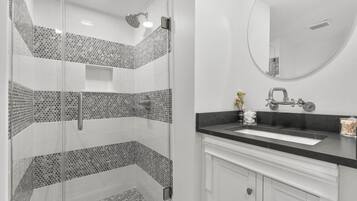 Ducha, toallas, jabón, shampoo