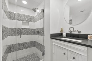 Shower, towels, soap, shampoo - * Beautiful Oasis w/ No Detail Spared * (Lutherville-Timonium)