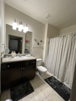 Combined shower/tub, hair dryer, towels, soap - ✨Lucky’s Ocean Blue Condo✨ (Atlanta)