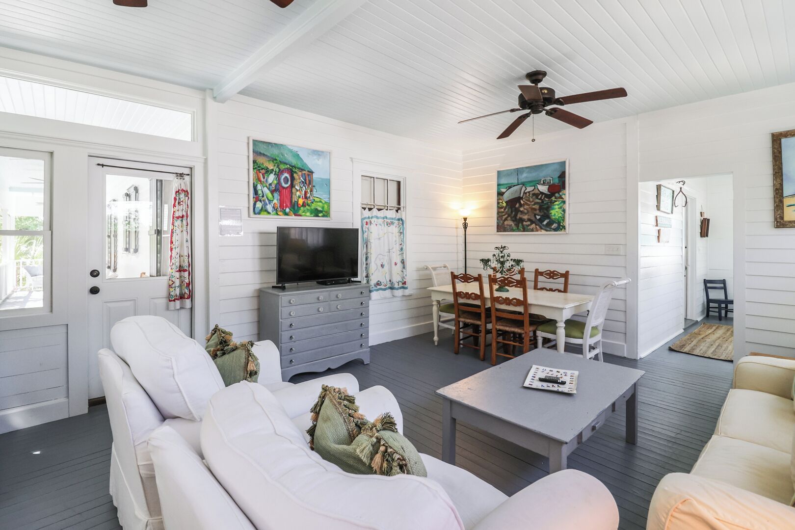 Télévision, table de tennis de table, livres