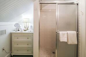 Bathtub, towels - Tybee Island historic 4BR cottage w/ modern comforts, near beach & Back River (Tybee Island)