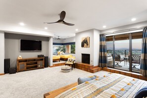 6 soverom, skrivebord, strykejern/-brett og reiseseng for barn