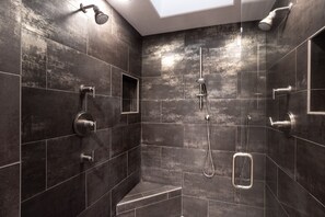 Baignoire, sèche-cheveux, serviettes fournies, papier toilette