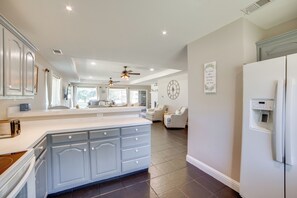 Fridge, microwave, stovetop, dishwasher - Private Dock & Slip: Cedar Creek Reservoir Home (Mabank)