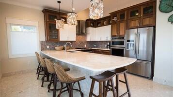 雪櫃、微波爐、焗爐、爐具