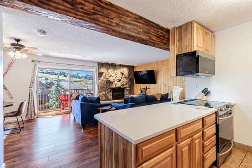 Hike In/Out w/Unforgettable Views+ Hot Tub-W/D in Unit-Mini Arcade-Fireplace-Deck-Elevator