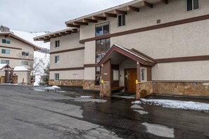 Exterior - Ski In/Walk Out w/Unforgettable Views+ Hot Tub-W/D in Unit-Mini Arcade-Fireplace-Deck-Elevator (Steamboat Springs)