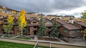 A residential area with multiple houses featuring pitched roofs and a mix of wood and stone exteriors. - Hike In/Out w/Unforgettable Views+ Hot Tub-W/D in Unit-Mini Arcade-Fireplace-Deck (Steamboat Springs)