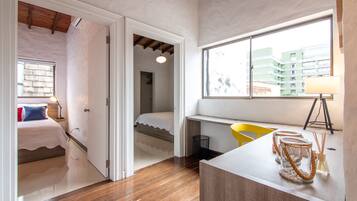 3 soveværelser, pengeskab på værelset, skrivebord, strygejern/strygebræt