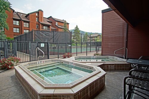 3 Hot Tubs + Pool & Gas Fireplace, On Free Bus Route