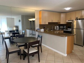 Fridge, microwave, oven, stovetop - 2 bedroom 1 bathroom, walk to world famous Waikiki beach only 0.3mi (Honolulu)