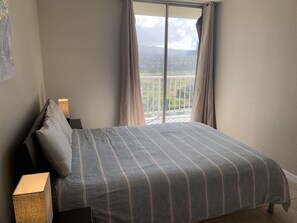 2 bedrooms, iron/ironing board, free WiFi - 2 bedroom 1 bathroom, walk to world famous Waikiki beach only 0.3mi (Honolulu)