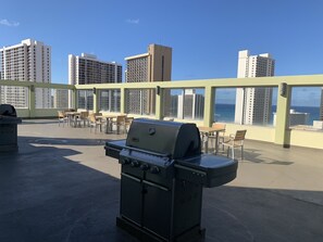 Outdoor dining - 2 bedroom 1 bathroom, walk to world famous Waikiki beach only 0.3mi (Honolulu)