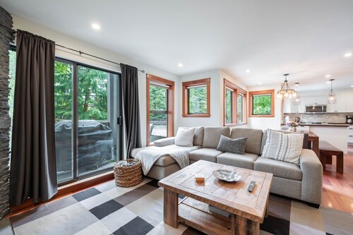 Spacious 2BDR on Blueberry Hill | Pets | Complex Hot Tub | BBQ