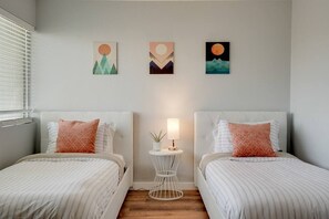 2 slaapkamers, een strijkplank/strijkijzer, wifi, beddengoed
