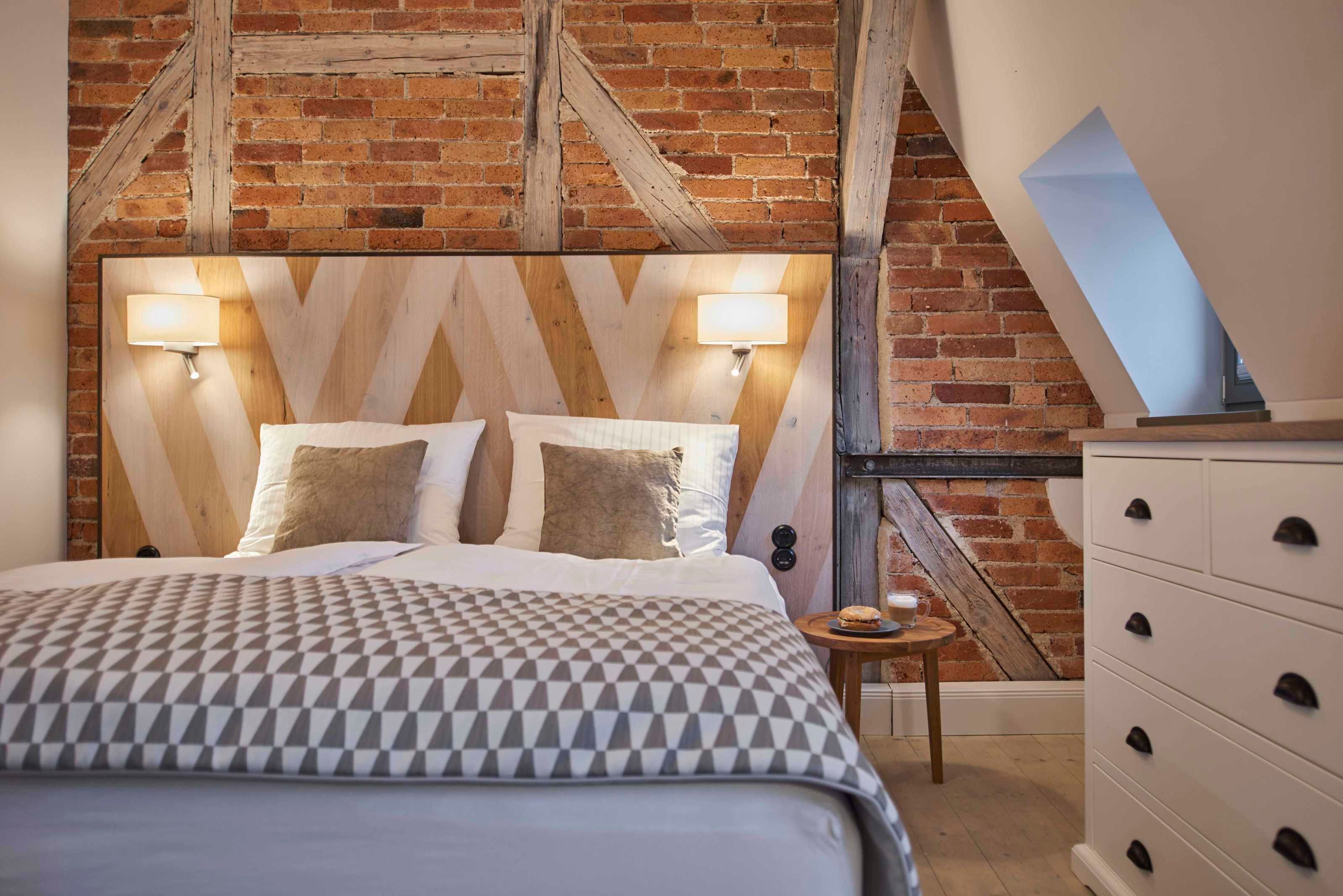 2 bedrooms, desk, WiFi, bed sheets