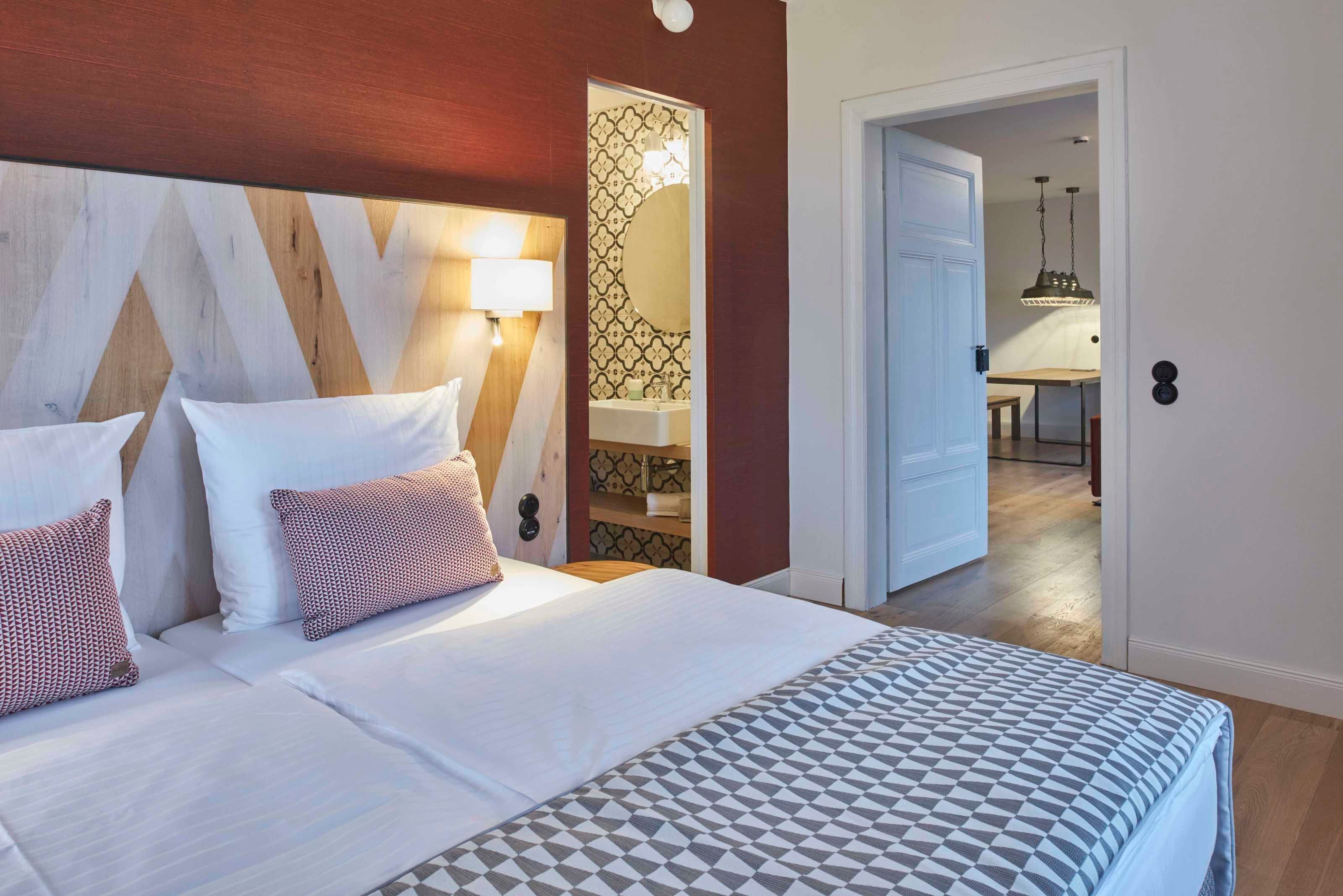 2 bedrooms, desk, WiFi, bed sheets