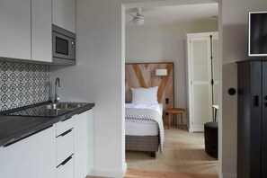 1 Schlafzimmer, Schreibtisch, WLAN, Bettwäsche