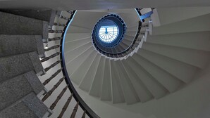 A spiral staircase with a central skylight. - Studio - VIA's Appartements am Postplatz (Görlitz)