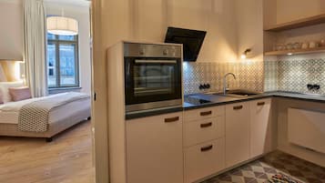 Jääkaappi, mikroaaltouuni, uuni, astianpesukone