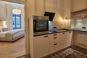 Kühlschrank, Mikrowelle, Ofen, Geschirrspüler