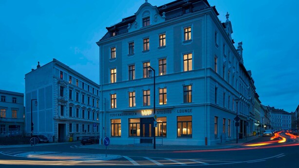A historic building with multiple stories, featuring a prominent entrance labeled "VIA'S STUDIOS - LOUNGE". - Studio - VIA's Appartements am Postplatz (Görlitz)