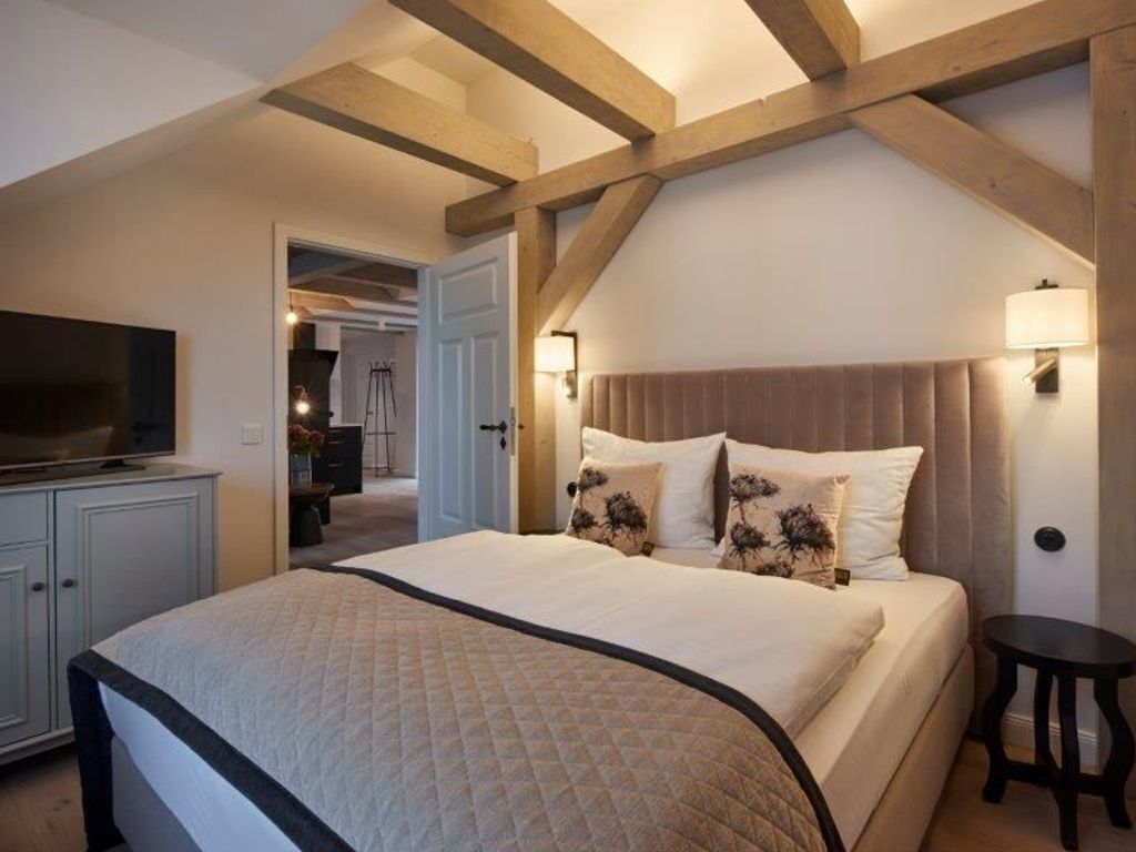 2 bedrooms, desk, WiFi, bed sheets