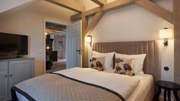 2 bedrooms, desk, WiFi, bed sheets