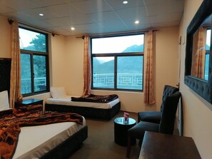 Deluxe Triple Room | Iron/ironing board, free WiFi