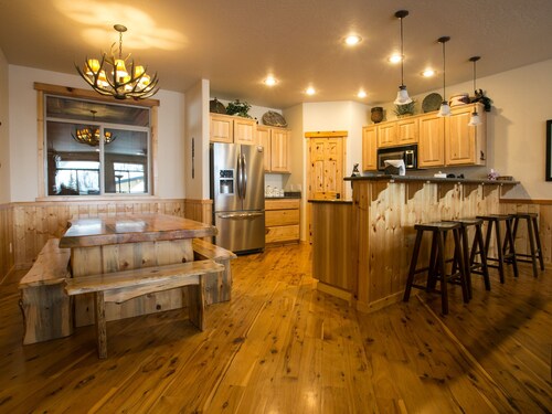 ❄Ski in/out❄- Best Group Rental on Schweitzer- Sleeps 16+ Book now for holidays!