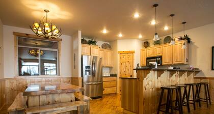 ❄Ski in/out❄- Best Group Rental on Schweitzer- Sleeps 16+ Book now for holidays!