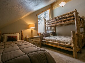 6 bedrooms, desk, iron/ironing board, travel cot