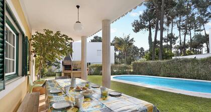 Familienfreundliche Villa Aroeira Golf mit Pool, Garten, Klimaanlage und WLAN