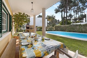 Outdoor dining - Family Friendly Villa Aroeira Golf with Pool, Garden, A/C & Wi-Fi (Aroeira-Charneca da Caparica)