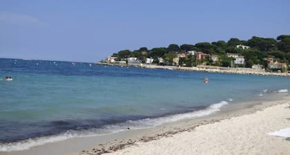 Detached 4-room apartment in quiet villa, 5 minutes by car from beaches and town center.