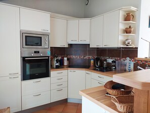 ثلاجة، ميكروويف، فرن، موقد طهي مسطح