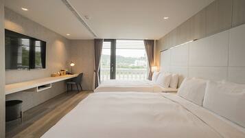 Habitación cuádruple básica | Artículos del minibar gratis y caja de seguridad en la habitación