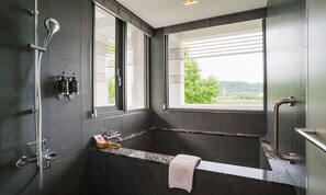 Habitación cuádruple básica | Baño | Bañera, secador de pelo, albornoces y zapatillas