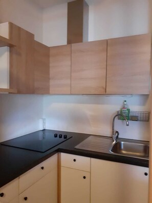 Fridge, stovetop, coffee/tea maker, electric kettle - Vacation apartment 2 Lindebauer(50m² apartment), cozy vacation apartment in Dorf Tirol (Trentino-Alto Adige, Dorf Tirol)