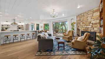 Smart TV, tavolo da ping pong, libri