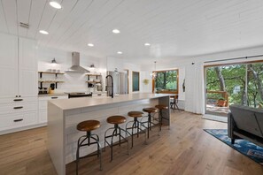 Fridge, microwave, oven, stovetop - `Serenity On The San Gabriel` Pet-Friendly! Riverfront! Kayaks! Bikes! (Georgetown)