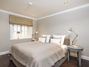 4 chambres, coffre-fort, fer et planche à repasser, lit de bébé portatif